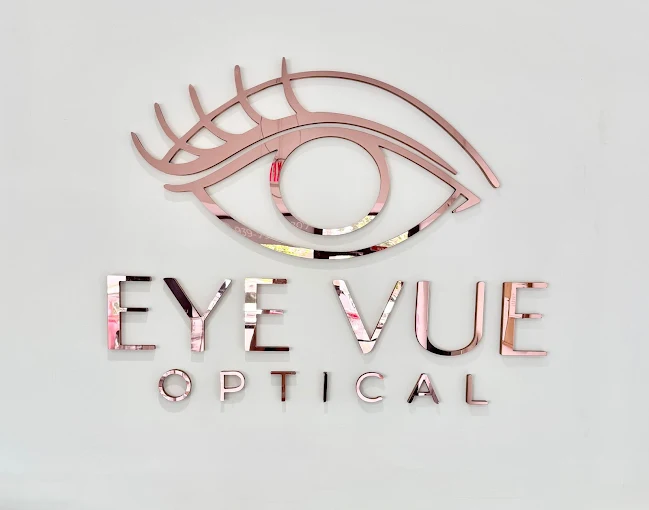 Logo de Eye Vue Optical en la pared de la boutique